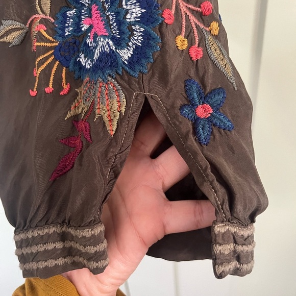 Johnny Was Violette Jogger Pants 
⭐️needs button sewn back on - Picture 5 of 10